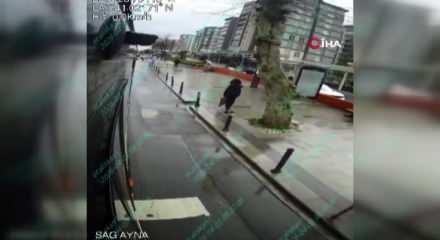  K&uuml;&ccedil;&uuml;k&ccedil;ekmece'de İETT otob&uuml;s&uuml;nden inen yolcuya motosiklet &ccedil;arptı: O anlar kamerada