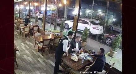 CHP'li meclis &uuml;yesi "Ben belediye başkan yardımcısıyım" diye &ccedil;ıkıştı: Garsonlar tarafından d&ouml;v&uuml;ld&uuml;