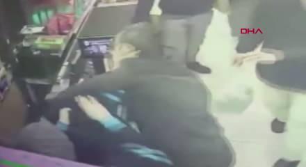 Pendik'te m&uuml;şteri ile kasiyer kavgasında yumruklar konuştu