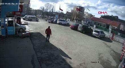 R&uuml;zg&acirc;rda dolanan bayrağı kurtarmak i&ccedil;in 15 metrelik direğe tırmandı