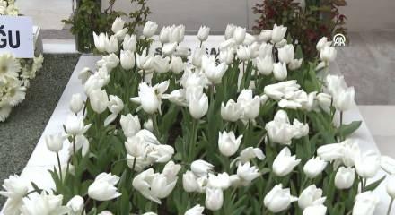 Sakıp Sabancı, vefatının 21. yıl d&ouml;n&uuml;m&uuml;nde mezarı başında anıldı