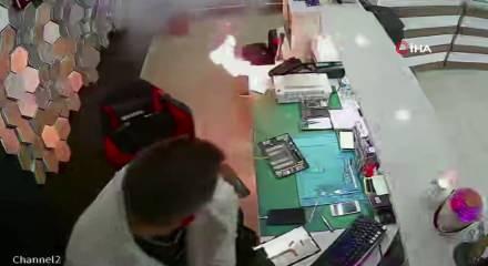 Şişen telefon bataryası bomba gibi patladı