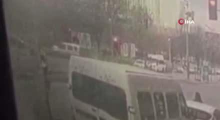 Sultangazi'de yasağı dinlemeyip d&ouml;nmeye &ccedil;alıştı, motosikletliye b&ouml;yle &ccedil;arptı