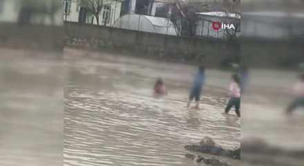 Afetin ortasında tehlikeli oyun: &Ccedil;ocuklar sel sularında oynadı