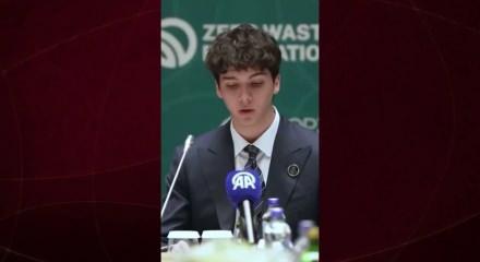 &Ouml;mer Tayyip Erdoğan'dan beğeni toplayan sunum: İngilizcesi dikkat &ccedil;ekti