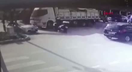 Antalya'da kamyonun kasasından d&uuml;şen inşaat demirleri otomobilin tavanını deldi