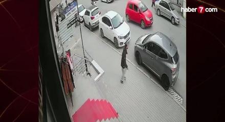 Avcılar&rsquo;da otomobil ter&ouml;r&uuml;: &Ccedil;ok sayıda araca tekmeleyerek zarar verdi