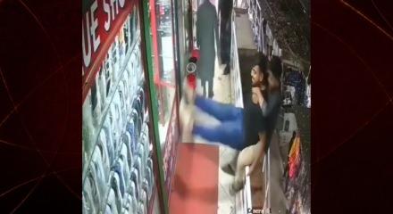 AVM'deki şaka feci şekilde son buldu! Gen&ccedil;ler metrelerce y&uuml;ksekten yere &ccedil;akıldı