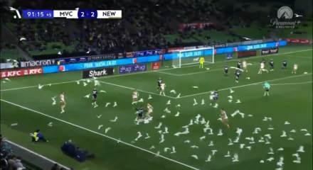 Avustralya Ligi&rsquo;nde ilgin&ccedil; anlar: Sahayı martılar bastı