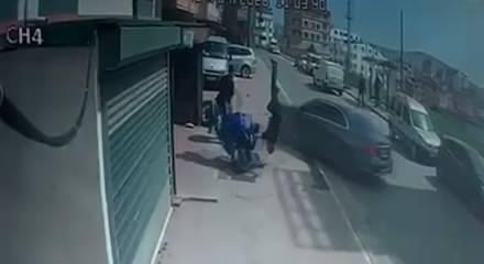 &Ccedil;ocuğunu tehdit ettiğini &ouml;ne s&uuml;rd&uuml;, otomobiliyle motosikletliye b&ouml;yle &ccedil;arptı