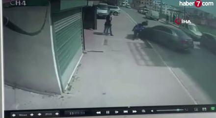 &Ccedil;ocuğunu tehdit ettiğini &ouml;ne s&uuml;rd&uuml;, otomobiliyle motosikletliye b&ouml;yle &ccedil;arptı