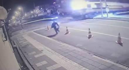 Diyarbakır'da otomobil tren ile &ccedil;arpıştı: Feci kaza kamerada