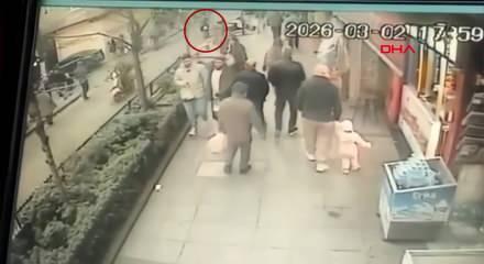 Ehliyetsiz s&uuml;r&uuml;c&uuml; dehşet sa&ccedil;tı: Kız arkadaşını bırakıp ka&ccedil;tı