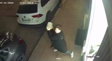 Fatih'te kaldırım taşıyla iş yerinin camlarını kıran kadın kamerada