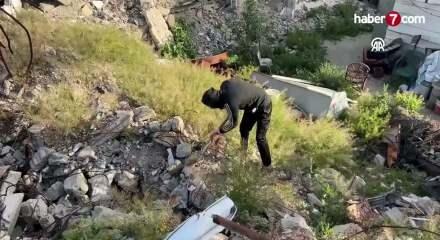 Filistinli baba, enkaz altındaki 4 &ccedil;ocuğunun cenazesini kendi imkanlarıyla arıyor