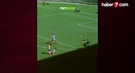 Futbol tutkunları ge&ccedil;mişe gitti! Brezilya efsanesi Pele'nin frikiği kamerada