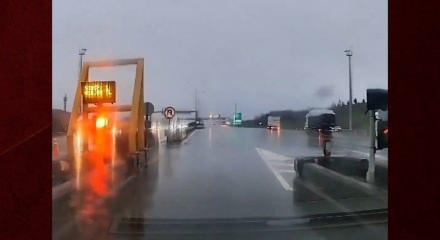 Gişelerde gergin anlar! S&uuml;r&uuml;c&uuml;n&uuml;n gişe &ccedil;alışanıyla kavgası kamerada