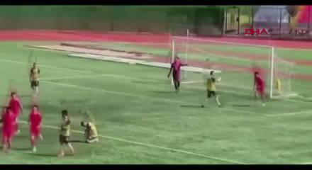 Gol sevinici yaşayan rakibinin kafasına tekme attı! O anlar herkesi &ccedil;ileden &ccedil;ıkardı