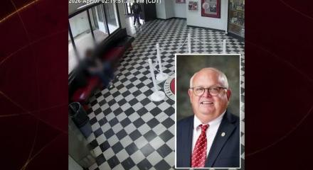 Kahraman okul m&uuml;d&uuml;r&uuml; canını hi&ccedil;e saydı silahlı saldırganın &uuml;zerine atladı!