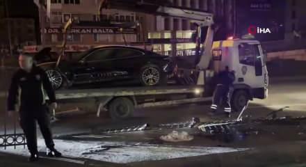 İstanbul'da l&uuml;ks otomobil kaza yaptı: Yaralılar var