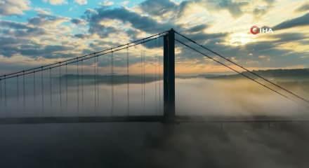 İstanbul'daki yoğun sis Boğaz'da g&ouml;rsel ş&ouml;len oluşturdu