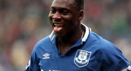 Kendini oyuna aldı, tarihe ge&ccedil;ti! Amokachi&rsquo;den unutulmaz &ccedil;ifte gol