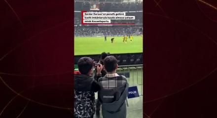 Kocaelisporlu minik taraftarın cep telefonunu g&ouml;ren Serdar Dursun'dan g&ouml;n&uuml;lleri kazanan hareket