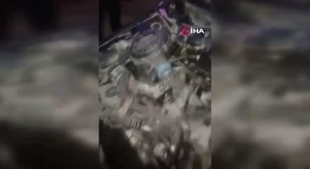 K&ouml;pr&uuml; bariyerlerine &ccedil;arparak par&ccedil;alanan otomobilin s&uuml;r&uuml;c&uuml;s&uuml; hayatını kaybetti