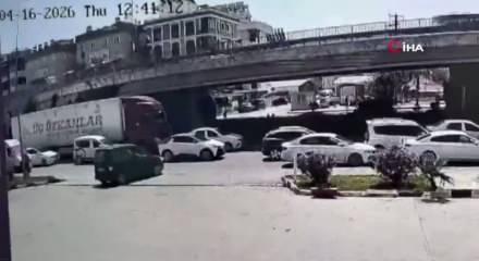 Mendil sattığı ışıkta tırın altında kalan yaşlı kadın &ouml;ld&uuml;, kaza anı g&uuml;venlik kamerasında