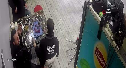 Nefes borusuna &ccedil;ilek ka&ccedil;an d&ouml;ner ustasını kurye hemlich manevrasıyla kurtardı