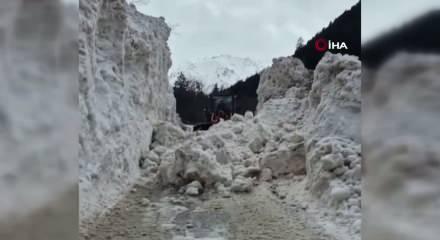 Rize&rsquo;de yayla yollarında 5 metrelik kar temizliği