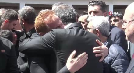 Saldırıda &ouml;ğrencilerine siper olan &ouml;ğretmen, g&ouml;zyaşlarıyla son yolculuğuna uğurlandı