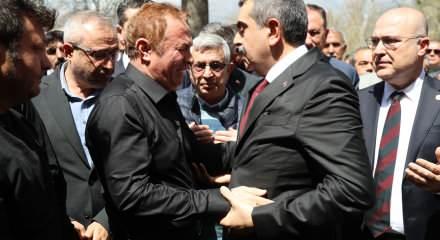 Saldırıda &ouml;ğrencilerine siper olan &ouml;ğretmen, g&ouml;zyaşlarıyla son yolculuğuna uğurlandı