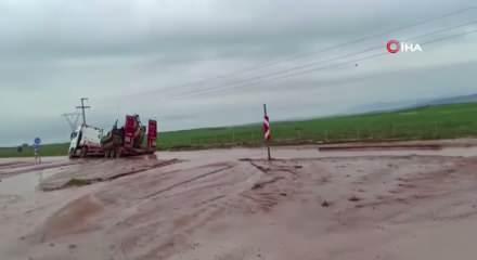 Sel nedeniyle yol kapandı: Ara&ccedil;lar mahsur kaldı