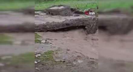 Siirt&rsquo;te faciadan d&ouml;n&uuml;ld&uuml;: Sel suları bir evi yuttu