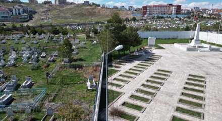 Sivas'ta il&ccedil;e mezarlığında 'kıble' farklılığı