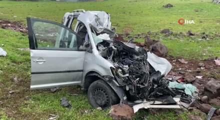 Siverek&rsquo;te tır ile hafif ticaret aracı &ccedil;arpıştı: 2 &ouml;l&uuml;, 1 yaralı