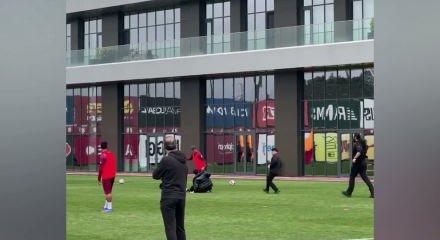 Taraftar sahaya girdi Noa Lang antrenmanda neye uğradığını şaşırdı! 