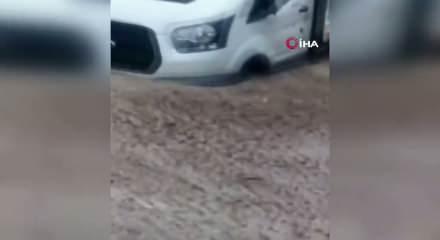 Tatvan&rsquo;da şiddetli yağış sonrasında onlarca ara&ccedil; ve hayvan mahsur kaldı