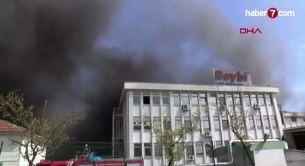 &Uuml;mraniye'deki bir iş yerinde &ccedil;ıkan yangına m&uuml;dahale ediliyor