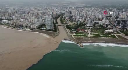 Yaylalardaki sel Akdeniz&rsquo;in rengini değiştirdi