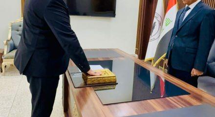 102 yıl sonra bir ilk! T&uuml;rkmen Vali Kur'an'a el basarak g&ouml;reve resmen başladı