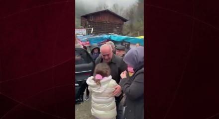 Ayder Yaylası&rsquo;nda mahsur kalan aile kurtarıldı: Duygusal anlar yaşandı