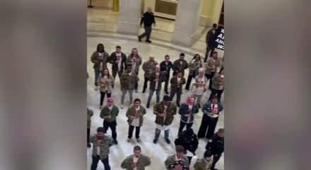 ABD kongresinde hareketli dakikalar: Savaş karşıtı gazilere g&ouml;zaltı