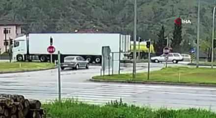 Amasya'da cenaze d&ouml;n&uuml;ş&uuml; feci kaza kamerada: Otomobilden fırlayan bebek hayatını kaybetti