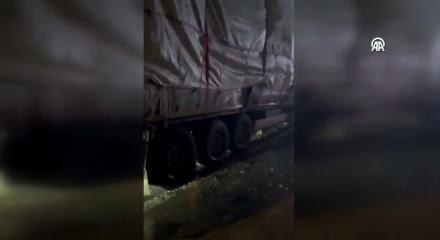 Anadolu Otoyolu Kocaeli kesiminde bariyere &ccedil;arpan tır ulaşımı aksattı