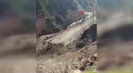 Bah&ccedil;esaray'da mahalle yolunda heyelan