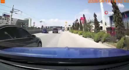 Bursa&rsquo;da trafikte tehlikeli anlar: Makas atan s&uuml;r&uuml;c&uuml; kazaya davetiye &ccedil;ıkardı