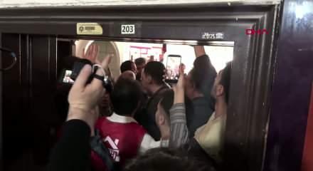 CHP'li gen&ccedil;lerden mezar taşlı eylem: 'Demokrasiye karşı' deyip istifa istediler