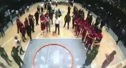 Cumhurbaşkanı Şara&rsquo;nın basketbol oynadığı anlar kameralara yansıdı